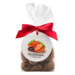 Truskawki w czekoladzie deserowej pudrowane kakao w foliowej saszetce z kokardą