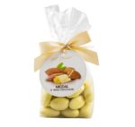 Migdały w czekoladzie białej w foliowej saszetce z kokardą i bilecikiem