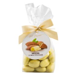 Migdały w czekoladzie białej w foliowej saszetce z kokardą i bilecikiem