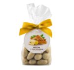 Migdały w czekoladzie białej z cynamonem w foliowej saszetce z kokardą i bilecikiem