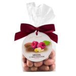 Migdały w czekoladzie białej z maliną liofilizowaną w foliowej saszetce z kokardą