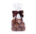 Orzechy laskowe w czekoladzie mlecznej z cynamonem w foliowej saszetce z kokardą