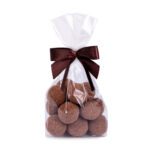 Orzechy laskowe w czekoladzie mlecznej z cynamonem w foliowej saszetce z kokardą