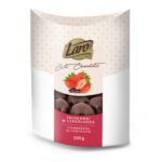 Truskawki w czekoladzie deserowej w opakowaniu typu łódeczka