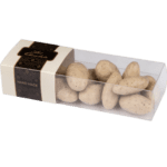 Migdały w czekoladzie białej z cynamonem w przezroczystym pudełeczku z minimalistyczną etykietą