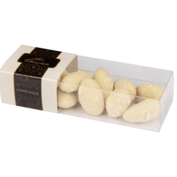 Migdały w białej czekoladzie z kokosem w przezroczystym pudełeczku z minimalistyczną etykietą