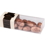 Migdały w czekoladzie białej w pudrze z czarnej porzeczki w przezroczystym pudełeczku z minimalistyczną etykietą