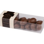 Migdały w czekoladzie mlecznej w przezroczystym pudełeczku z minimalistyczną etykietą