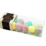 Migdały w czekoladzie białej kolorowe w przezroczystym pudełeczku z owijką