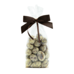 Migdały w białej czekoladzie z płatkami kwiatów w foliowym rożku z kokardą