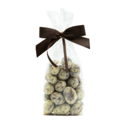 Migdały w białej czekoladzie z płatkami kwiatów w foliowym rożku z kokardą