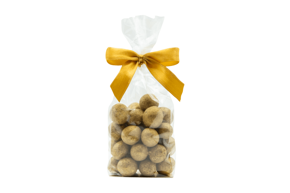 Orzechy laskowe w czekoladzie mlecznej pudrowane złotem jadalnym w foliowej saszetce z kokardą