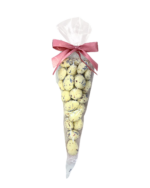 migdaly w czekoladzie bialej z platkami kwiatow