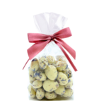 migdaly w czekoladzie bialej z platkami kwiatow