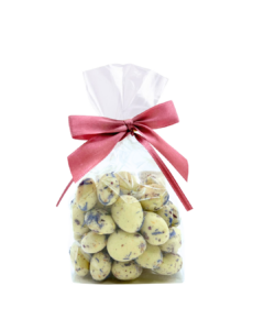 migdaly w czekoladzie bialej z platkami kwiatow